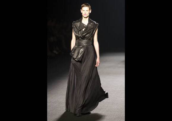 Edwin Bustamante - Durante 15 minutos, los asistentes al desfile se sorprendieron con 35 propuestas de moda que emergían de la bruma.