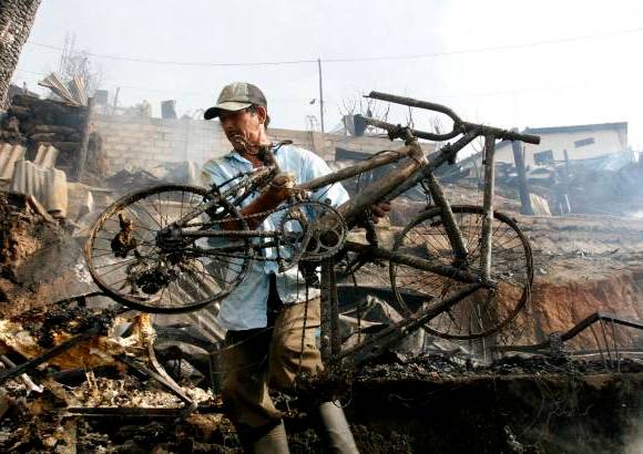 Esteban Vanegas - Una bicicleta fue lo &#250;nico que le qued&#243; a este habitante de Altos de la Virgen.