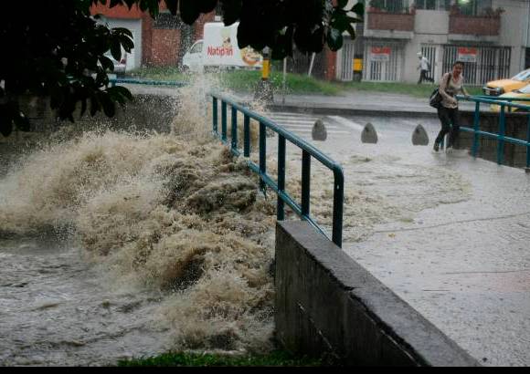 Juan A. S&#225;nchez - Algunas quebradas del sector de Laureles se crecieron ante la fuerte y r&#225;pida ca&#237;da de la lluvia.