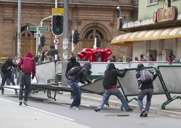 ESTEBAN VANEGAS - Las centrales obreras y grupos estudiantiles de las universidades Nacional y de Antioquia marcharon este 1 de mayo por las calles de Medell&#237;n, exigiendo garant&#237;as laborales al Gobierno Nacional. Al final de la movilizaci&#243;n se presentaron algunos enfrentamientos entre varios manifestantes y agentes de la Polic&#237;a.