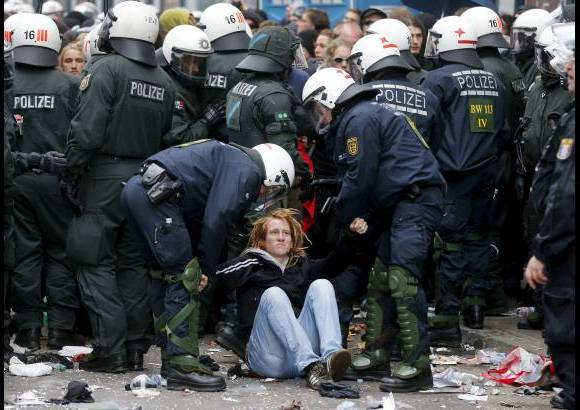 AP - La Policía alemana y miles de manifestantes anticapitalistas estuvieron a punto de enfrentarse en Francfort.