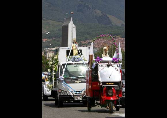 FOTO R&#211;BINSON S&#193;ENZ - Como cada 16 de julio, D&#237;a de la Virgen del Carmen, conductores desfilaron con su patrona por varios puntos de Medell&#237;n. Decenas de veh&#237;culos, como buses, carros y motos, circularon entre las terminales del Sur y del Norte de la ciudad.