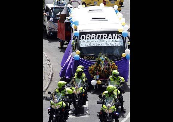 FOTO JAIME P&#201;REZ - Como cada 16 de julio, D&#237;a de la Virgen del Carmen, conductores desfilaron con su patrona por varios puntos de Medell&#237;n. Decenas de veh&#237;culos, como buses, carros y motos, circularon entre las terminales del Sur y del Norte de la ciudad.