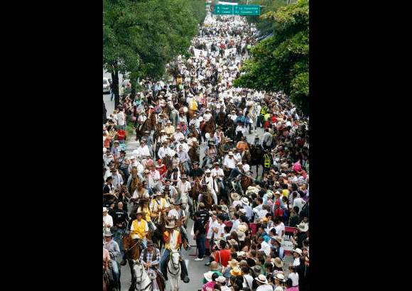 Esteban Vanegas - Aunque la tarde estuvo fría, la temperatura la subieron los asistentes al Desfile a Caballo, que se gozaron el evento.