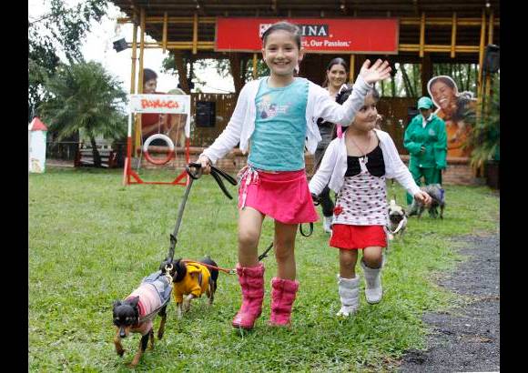 David Sánchez Mejía - El desfile de modas con los perros miniatura, es una de las experiencias más llamativas para los niños que visitan la estación canina.