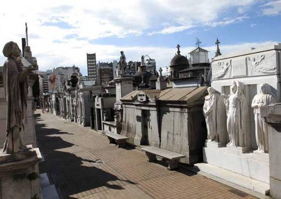 Diego Gonz&#225;lez - La Recoleta fue el primer cementerio p&#250;blico fundado en Buenos Aires en 1822. Sus promotores fueron Mart&#237;n Rodr&#237;guez y Bernardino Rivadavia.