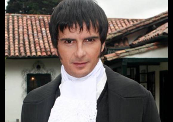 Cortes&#237;a Canal RCN - Un sabio con pasi&#243;n por la m&#250;sica. Carlos Camacho, actor que interpreta a Francisco Jos&#233; de Caldas en La Pola, es tambi&#233;n un m&#250;sico apasionado. El Pity, sobrenombre con el que es m&#225;s conocido, se mantiene activo con su agrupaci&#243;n musical. &quot;La m&#250;sica ser&#225; algo con lo que sigo y seguir&#233; siempre. Tengo mi banda en Bogot&#225; desde hace muchos a&#241;os y ahora que regres&#233; a la ciudad hemos vuelto a tocar&quot;, cont&#243; el actor.