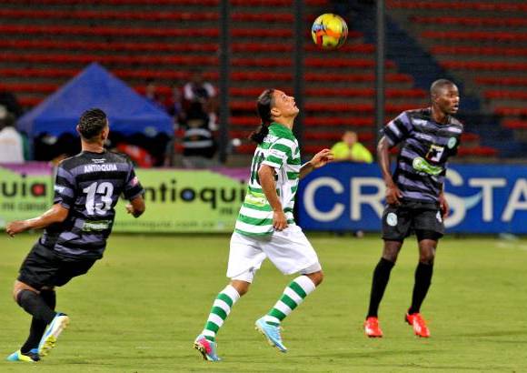 Juan Antonio S&#225;nchez - A pesar de la cantidad de figuras que ofrecieron el espect&#225;culo en el D&#237;a del F&#250;tbol Antioque&#241;o, el p&#250;blico no lleg&#243; en la cantidad esperada. El partido central qued&#243; 3-2 a favor de los dirigidos por Pedro Sarmiento. Envigado e Itag&#252;&#237; empataron 0-0 y la belleza se hizo presente con las Diosas del F&#250;tbol, que participaron de la previa de los encuentros. El dinero recaudado se destinar&#225; a la Unidad de Neonatos del San Vicente de Paul.