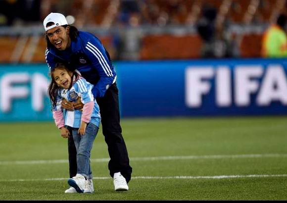 Reuters - Carlos Tévez, quien no fue de la partida este martes, comparte en el terreno de juego algunos minutos con su hija antes del encuentro.