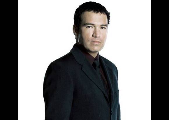 Cortes&#237;a RCN - Otra realidad que coincide con la Ficci&#243;n. En este caso la protagoniza el actor peruano Salvador del Solar, que interpreta al abogado Sergio Gaviria en la serie Correo de Inocentes. En la vida real el actor es jurista, pero la actuaci&#243;n lo sedujo.