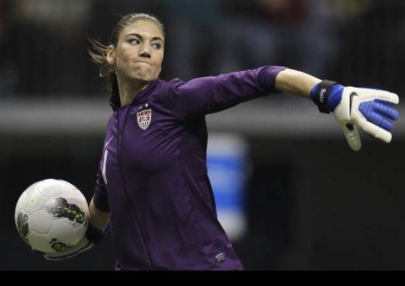 AP - Las atajadas en el arco de la selecci&#243;n estadounidense de f&#250;tbol femenino pasaron a un segundo plano con la belleza de la portera Hope Solo.