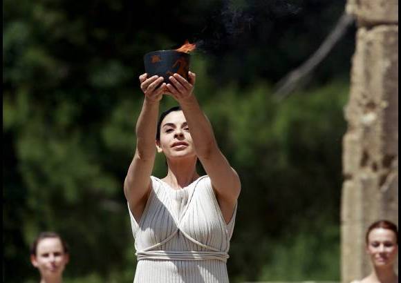 Foto Reuters - La antorcha para los Juegos Ol&#237;mpicos de Londres 2012 fue encendida por los rayos del sol este jueves 10 de mayo, en la antigua Olimpia, dando inicio a un relevo que culminar&#225; el 27 de julio con el encendido del pebetero en el estadio ol&#237;mpico de la capital brit&#225;nica en la ceremonia inaugural.