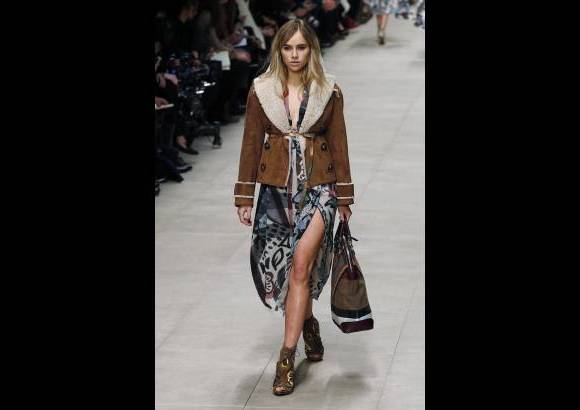 Reuters - Desde la primera fila, el actor estadounidense sigui&#243; el desfile de su novia, la modelo brit&#225;nica de 22 a&#241;os Suki Waterhouse, a la que conoci&#243; en la &#250;ltima edici&#243;n de los premios Elle de moda, en febrero de 2013, y con la que empez&#243; a salir poco despu&#233;s.