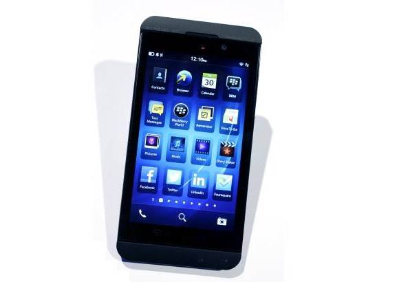AP - El Z10 dej&#243; atr&#225;s el tradicional teclado de las BlackBerry con una pantalla t&#225;ctil de 4,2 pulgadas, con 356 ppp y resoluci&#243;n 1.280 x 756 y viene blanco y negro.