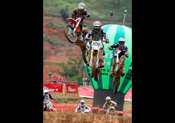 Juan Antonio Sánchez - En la pista de Incolmotos Yamaha, en Girardota, los aficionados vibraron con los arriesgados saltos de los pilotos.