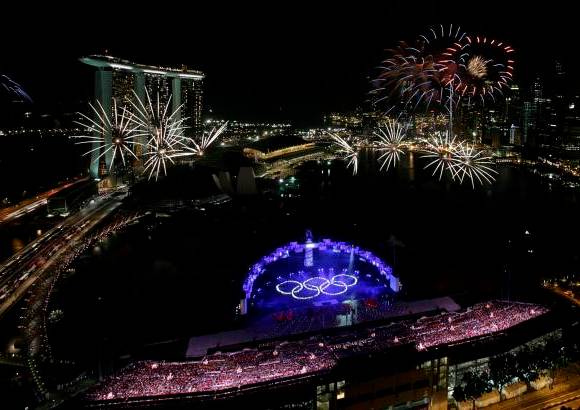 Reuters - Singapur se lució con el gran espectáculo de fuegos artificiales.