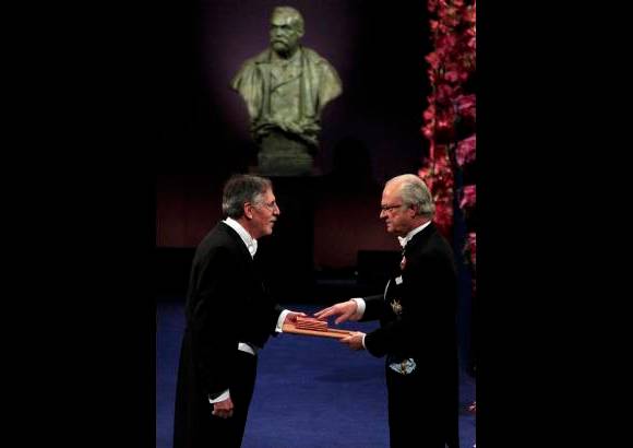 Reuters - Pedro Arturo Diamante de Estados Unidos recibi&#243; el Premio Nobel de Ciencias Econ&#243;micas de 2010.