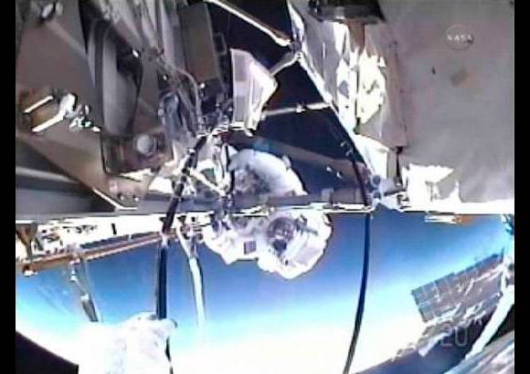 Reuters - Fueron ocho horas y siete minutos de arduas tareas para los astronautas Mike Fincke y Andres Feustel.