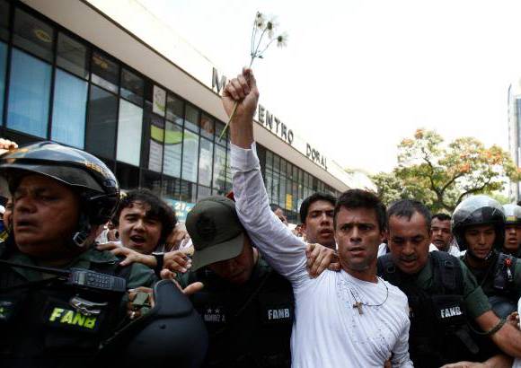 AP - &quot;No arriesgar&#233; a nadie, no caigamos en violencia&quot;, dijo L&#243;pez a sus seguidores antes de que lo montaran en un veh&#237;culo blindado de la Guardia Nacional.