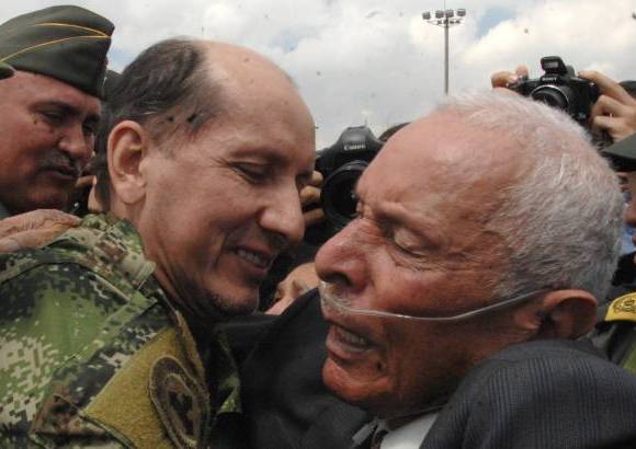 Ministerio de Defensa-Javier Casella - Emocionante fue la llegada de los secuestrados a Bogot&#225;. All&#237; fueron recibidos como h&#233;roes.