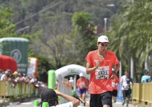 Esteban Jaramillo y Sebasti&#225;n Salazar - M&#225;s de 10 mil competidores se dieron cita en esta hist&#243;rica cita deportiva que se corr&#237;a en las modalidades de 5, 10, 21 y 42 kil&#243;metros.