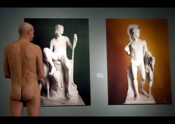 AP - Pocos visitantes, desnudos o vestidos, se han quejado de la muestra pese a que algunas de sus obras incluyen actos sexuales expl&#237;citos. La exhibici&#243;n es una de las m&#225;s exitosas que se hayan montado en el Leopoldo, con m&#225;s de 100.000 visitantes desde su inauguraci&#243;n el pasado 19 de octubre del 2012.