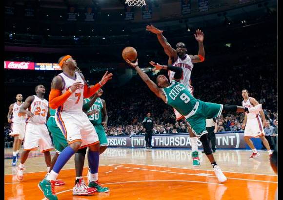 Reuters - Junto a Anthony, el ala-pívot Amare Stoudemire aportó 21 puntos con seis rebotes y dos tapones, mientras que el base Tony Douglas, que salió de titular respondió a la confianza que le ha dado el entrenador de los Knicks, Mike D'Antonio y consiguió 19 tantos, repartió cuatro asistencias y recuperó tres balones.