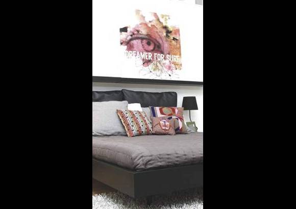 - Las camas tipo isla, comenta Ivonne Cristina Medina, diseñadora de BoConcept, siguen como tendencia, pero de 20 pasaron a 10 centímetros de ancho. Otro detalle en su desarrollo es el de la pata escondida que, además de evitar golpes en los pies, "da la sensación de que la cama estuviera flotando", apunta Ivonne Cristina.