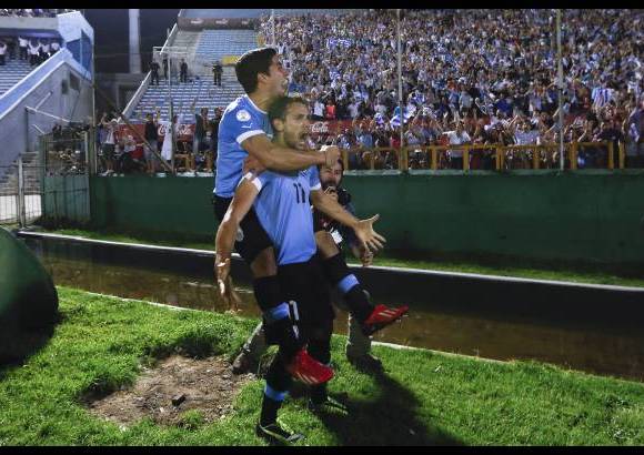 AP - Los goles para los charr&#250;as fueron anotados por Edinson Cavani y Christian Stuani.