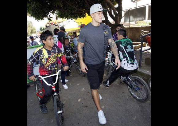 Manuel Saldarriaga - Los niños siguen los pasos de Maris Strombergs antes de las pruebas.
