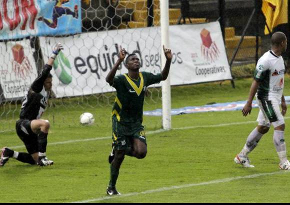 COLPRENSA - El partido entre Equidad y Quind&#237;o en el estadio de Techo, estuvo pasado por agua.
