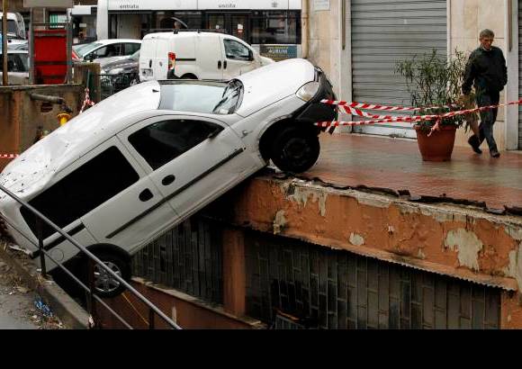 Reuters - G&#233;nova permanece paralizada y algunas &#225;reas de la ciudad est&#225;n totalmente impracticables, mientras los servicios de emergencia buscan posibles desaparecidos con perros adiestrados.