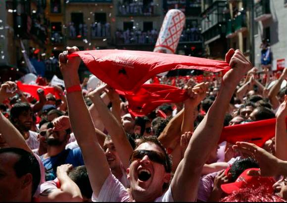 Reuters - El chupinazo anuncia el comienzo de la fiesta taurina de los Sanfermines.