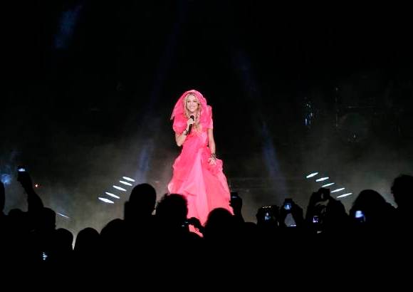 Reuters - La cantante biling&#252;e abri&#243; su espect&#225;culo con un ritmo lento de &quot;Pienso en ti&quot; _vistiendo un conjunto rosa que le cubri&#243; la mayor parte del cuerpo, s&#243;lo revelando su rostro y algunos de sus rizos rubios.