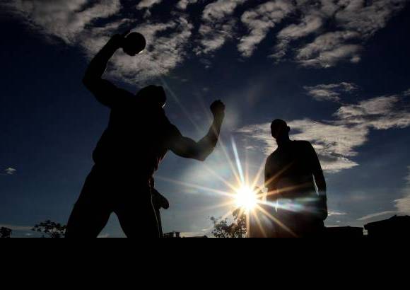 Hernán Vanegas - Atletismo, fútbol, boxeo, baloncesto, los deportes más arraigados en el Chocó, piden a gritos no sólo que se les de la mano a sus escenarios sino a las implementaciones.