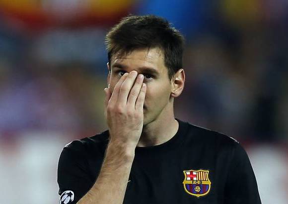 AP - La olla de presi&#243;n que era el estadio Vicente Calder&#243;n abrum&#243; al Barcelona en los primeros compases, con Lionel Messi y compa&#241;&#237;a despistados en la cancha e incapaces de repeler el aluvi&#243;n &quot;colchonero&quot;.