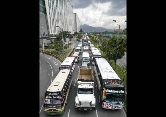 Jaime P&#233;rez - Camiones, buses y volquetas salieron a protestar este viernes por las calles de Medell&#237;n.
