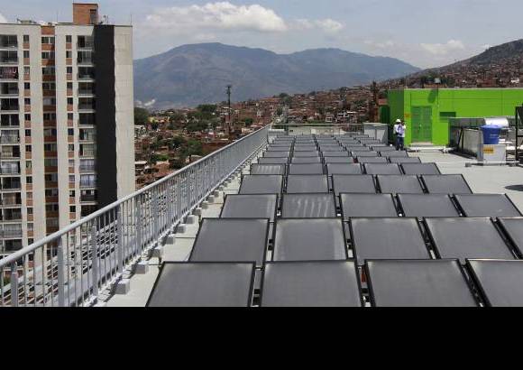 Donaldo Zuluaga - Es autosostenible. Con paneles solares genera energía.