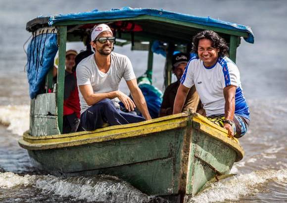 FOTO CORTESIA - COLPRENSA - La aventura comenz&#243; en Leticia, Colombia, y de all&#237; Orlando junto al equipo de camar&#243;grafos, fot&#243;grafos, escaladores y el ibaguere&#241;o Eber Pava, su amigo incondicional, emprendieron el viaje sumergi&#233;ndose en la espesa selva a trav&#233;s del r&#237;o Javar&#237;, escenario perfecto para que Orlando tuviera el primer contacto con el agua.