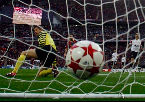 Reuters - Aprovechando el desajuste defensivo de United, Xavi condujo hasta la frontal, Messi arrastró a dos defensas en su diagonal hacia el interior del área y Pedro se quedó solo. El joven delantero español recibió un magistral pase de Xavi y resolvió con un disparo raso pegado al palo izquierdo ante la media salida de Edwin van der Sar.