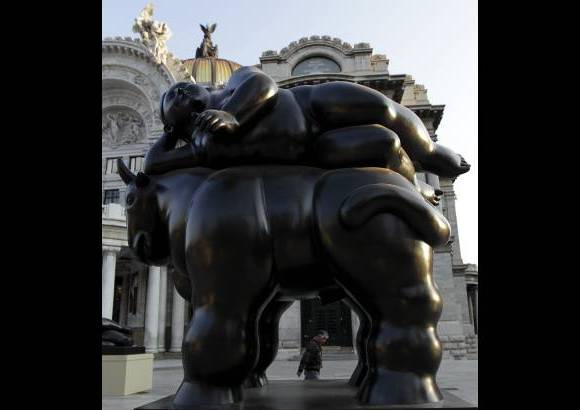 Reuters - Las obras del artista antioqueño son reconocibles por los volúmenes exagerados y desproporcionados de las figuras y objetos que aparecen en ellas, hasta el punto que popularmente se habla de los "gordos" y "gordas" de Botero.