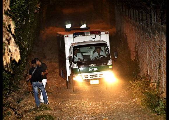 Aymer Álvarez-El País - De acuerdo con fuentes del CTI, los cadáveres encontrados tenían impactos de bala en la cabeza. Diez fusiles, una subametralladora, tres carros, una motocicleta y chalecos con distintivos de la Dijín también fueron hallados.