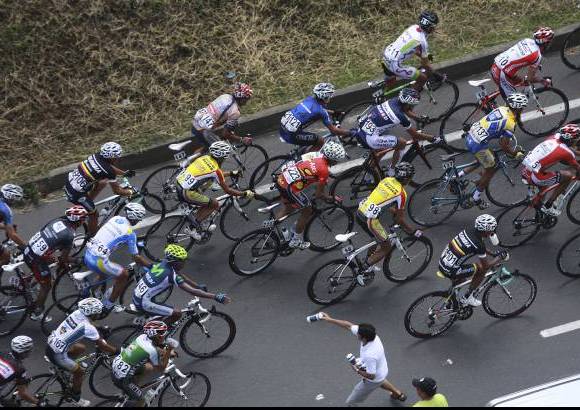 Colprensa - C&#225;rdenas le sac&#243; en la etapa 30 segundos a Ram&#237;rez y le quit&#243; la camiseta por los 6 segundos que recibi&#243; de bonificaci&#243;n por llegar segundo y 2 de una meta volante, para descontarle los 33 que le llevaba el antioque&#241;o y sacarle 5 por delante.