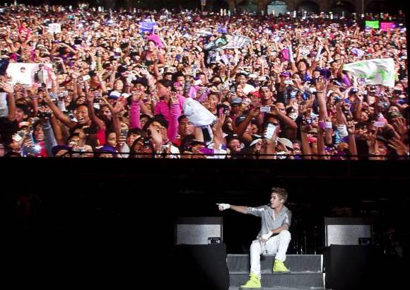 AP - Bieber inici&#243; su recital con el tema Baby, que fue coreado por los asistentes. Sin pausa sigui&#243; con As long as you love y U smile, y con el tema Boyfriend provoc&#243; llantos de emoci&#243;n entre sus seguidoras.