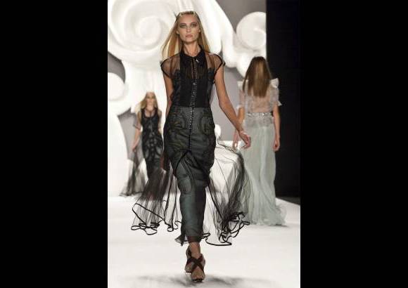 AP - Sorprendi&#243; al incluir, adem&#225;s de numerosos vestidos y trajes de noche, pantalones cortos en una apuesta ideal para las mujeres insinuantes.