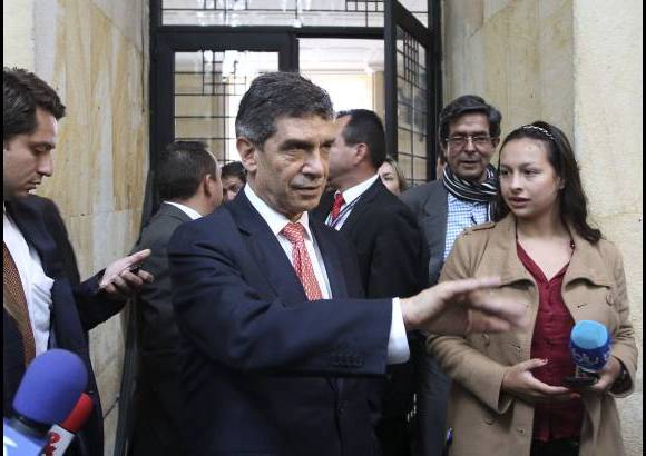 Reuters - Pardo, un pol&#237;tico liberal con amplia experiencia como ministro de Trabajo, de Defensa y consejero de paz, entre otros cargos, fue escogido por Santos para liderar la transici&#243;n en la Alcald&#237;a que puede tener cuatro ocupantes este a&#241;o.