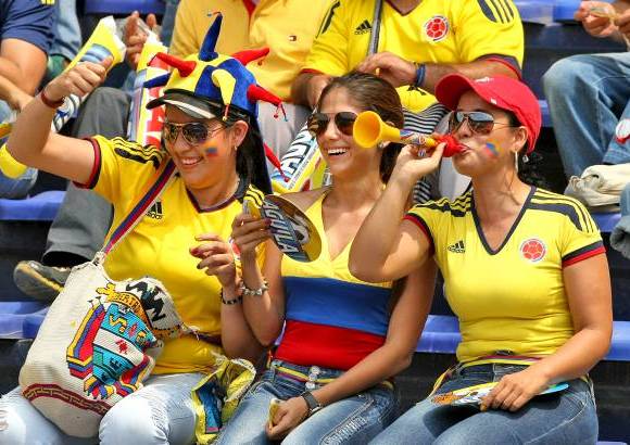 FOTO JUAN ANTONIO SÁNCHEZ - Hombres, mujeres y niños vivieron como un carnaval el triunfo de la selección Colombia.