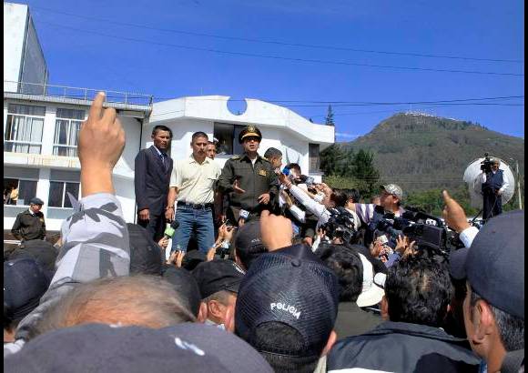 Reuters - El canciller llam&#243; adem&#225;s a los ecuatorianos a salir &quot;pac&#237;ficamente&quot; a las calles para respaldar a Correa.