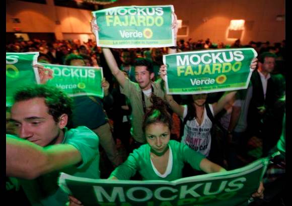 Reuters - Los seguidores de Mockus, elegido en dos ocasiones en las urnas como alcalde de Bogotá, gritaron arengas como "este es un parcial, vamos al final", "sí se puede" y "no roba, no miente, Antanas presidente".