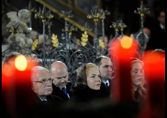AP - La primera línea de asientos, frente al féretro cubierto con la bandera checa, está ocupada por la viuda de Havel, Dagmar Havlova, por familiares y por el actual presidente de la República Checa, Vaclav Klaus.